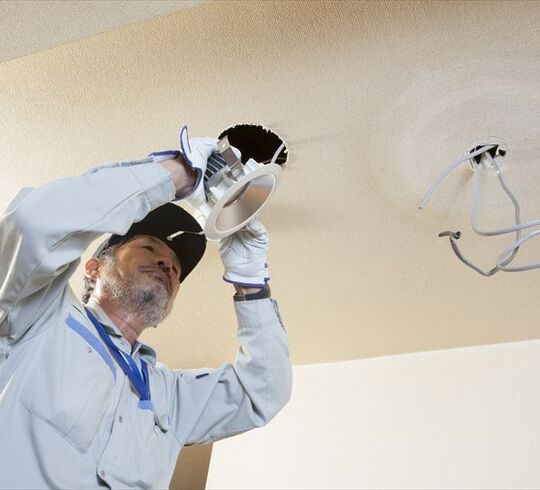 電気工事を行う職人