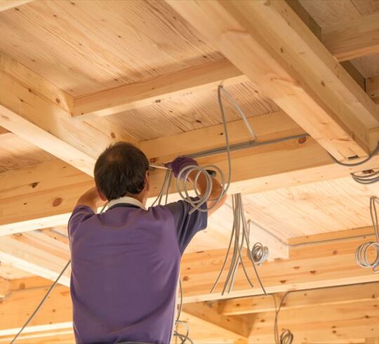電気の配線作業を行うスタッフ